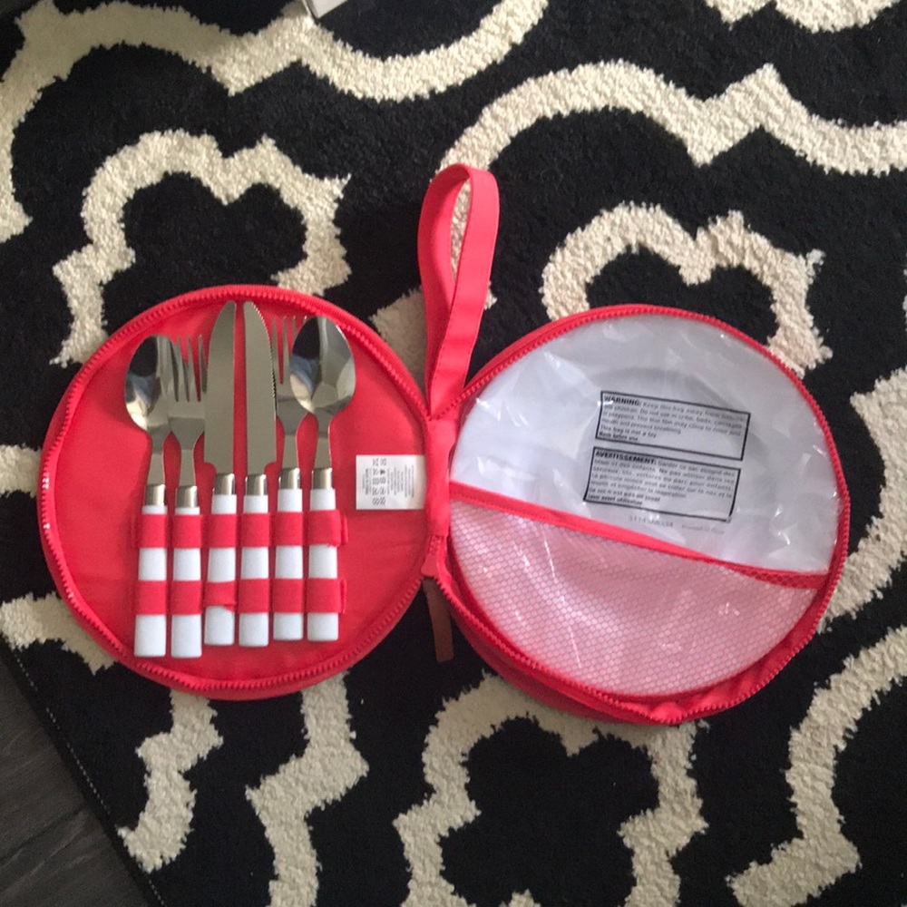 NWOT Sunnylife travel picnic set